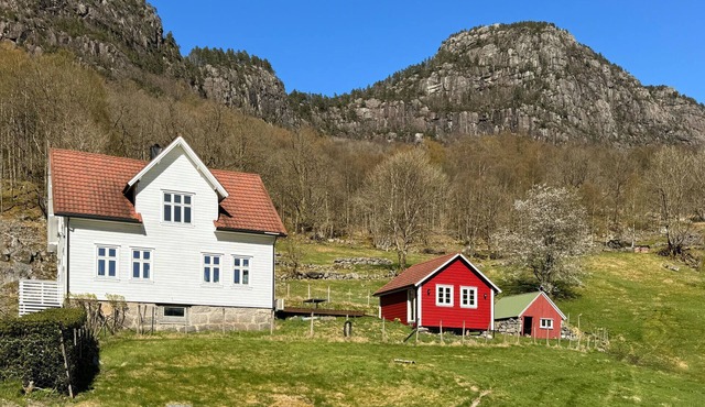 4 bedroom amazing home in Erfjord