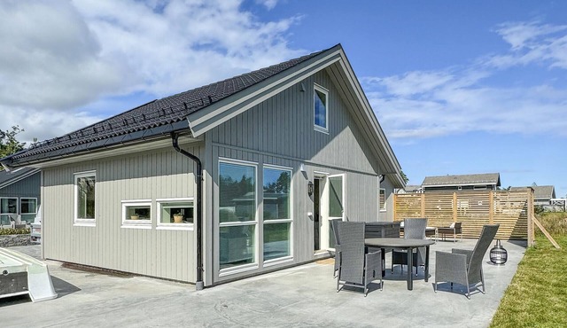 4 bedroom awesome home in Færvik