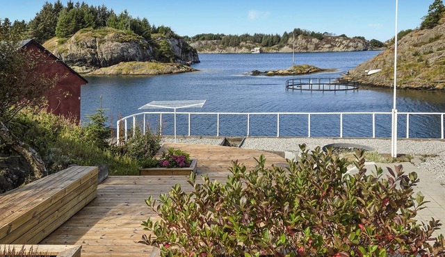4 bedroom beach front home in Ytrøygrend