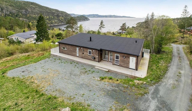 4 bedroom beautiful home in åsenfjord