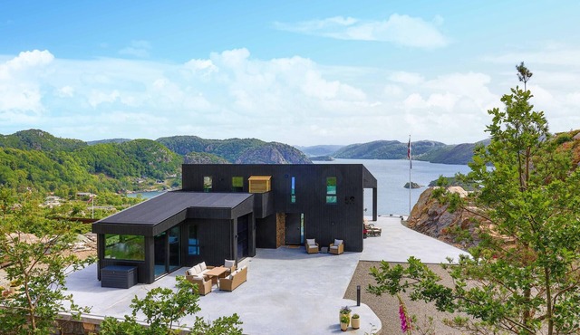 4 bedroom beautiful home in Lyngdal