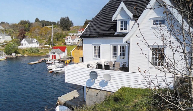 4 bedroom cozy apartment in Steinsland