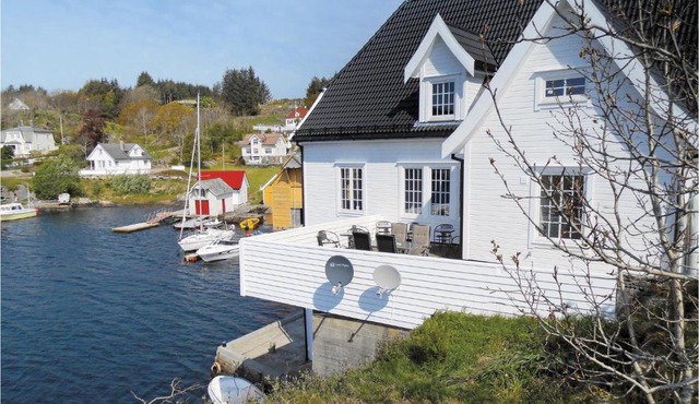 4 Bedroom Cozy Apartment In Steinsland