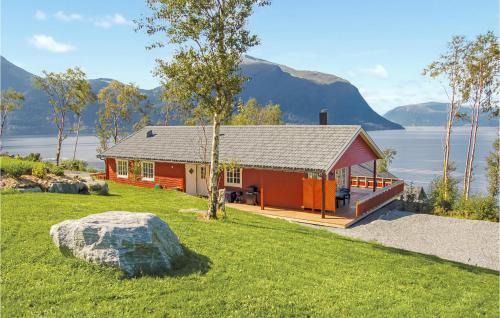 4 Bedroom Cozy Home In Hundeidvik