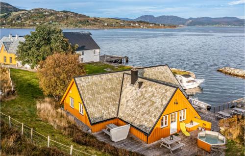 4 Bedroom Cozy Home In Kvamsøy