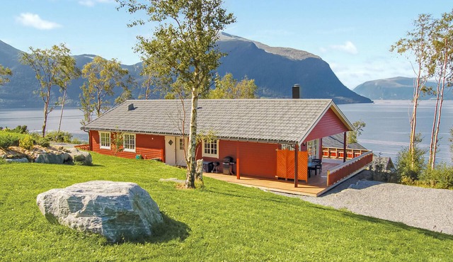 4 bedroom cozy home in Hundeidvik