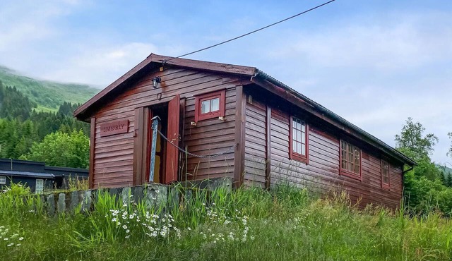 4 bedroom lovely home in Nordfjordeid