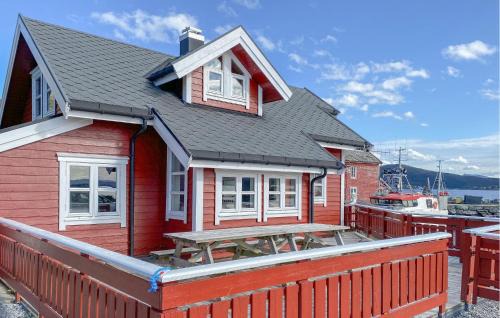 4 Bedroom Lovely Home In Leinøya
