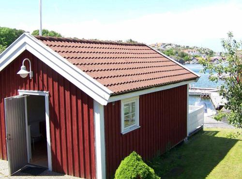 4 person holiday home in Rönnäng-By Traum