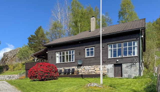 5 bedroom amazing home in Matre