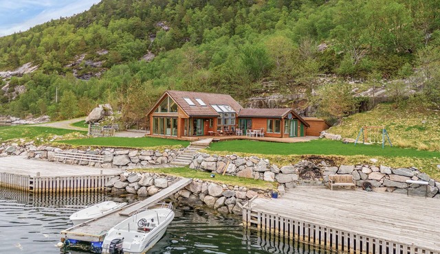 5 bedroom awesome home in Masfjorden