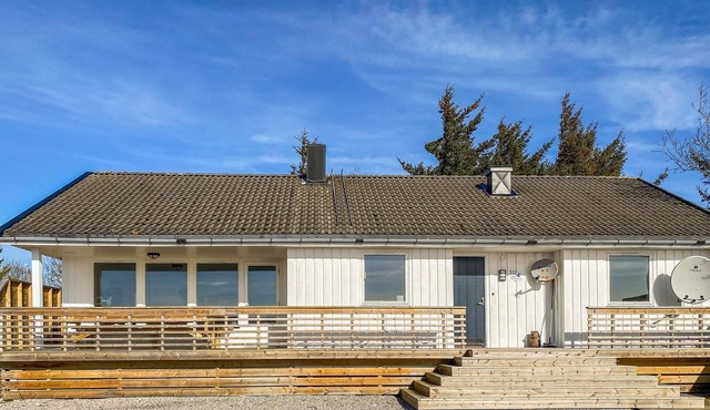 5 bedroom beach front home in Kverva