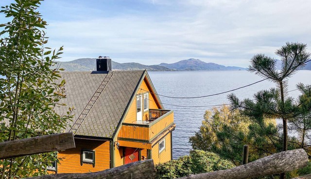 5 bedroom beautiful home in Vågstranda in Vågstranda
