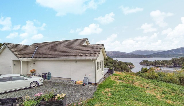 5 bedroom cozy home in Valevåg