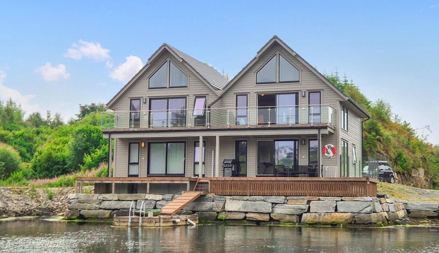 5 bedroom gorgeous home in Bremnes