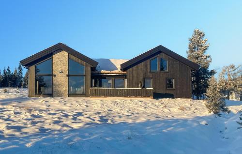 5 Bedroom Stunning Home In Løten