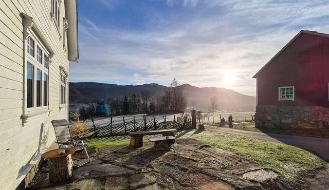 6 bedroom cozy home in ølensvåg