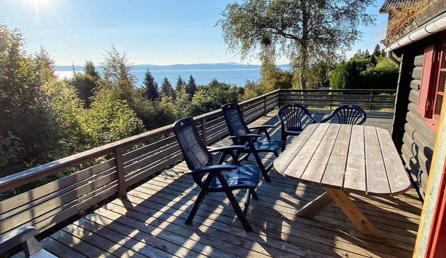 6 person holiday home in LEKSVIK