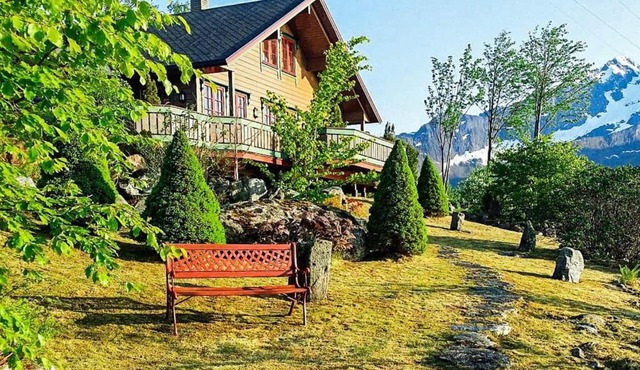 9 person holiday home in HUNDEIDVIK-By Traum