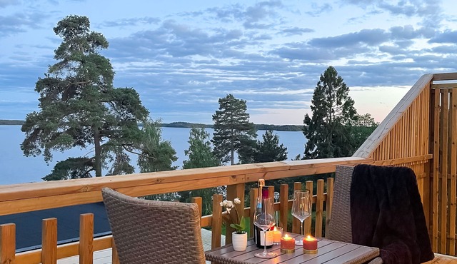 A breathtaking lakeside gem ~ Stunning view ~ Private dock in Stockholms län