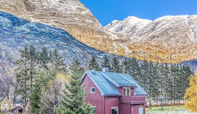 A cozy cottage located in the middle of the majestic Sunndals mountains.