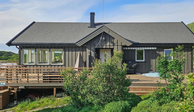 Amazing home in Bleik with lake view