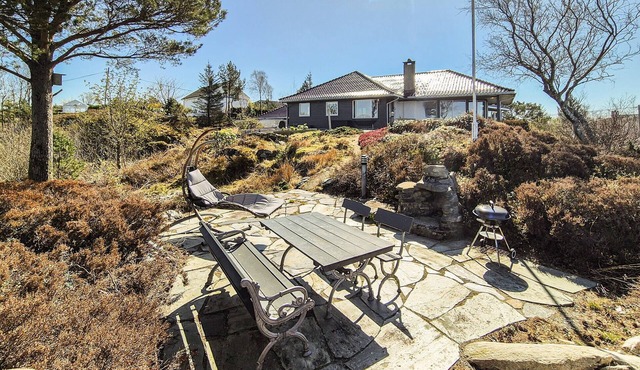 Amazing home in Hjellestad with house sea view