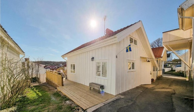 Amazing Home In Hovenäset With Kitchen