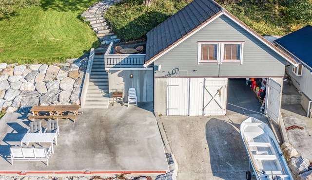 Amazing home in Hundeidvik with ethernet internet