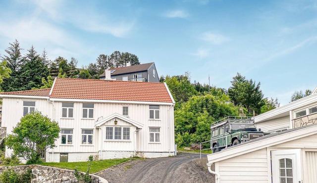 Amazing home in Kristiansund with house sea view