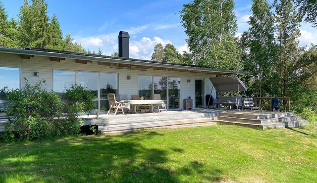 Amazing home in Kristinehamn with lake view