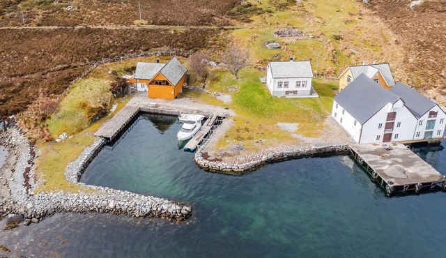Amazing home in Kvamsøy with house sea view