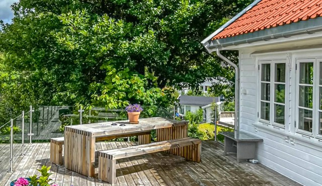 Amazing home in Lindesnes with WiFi