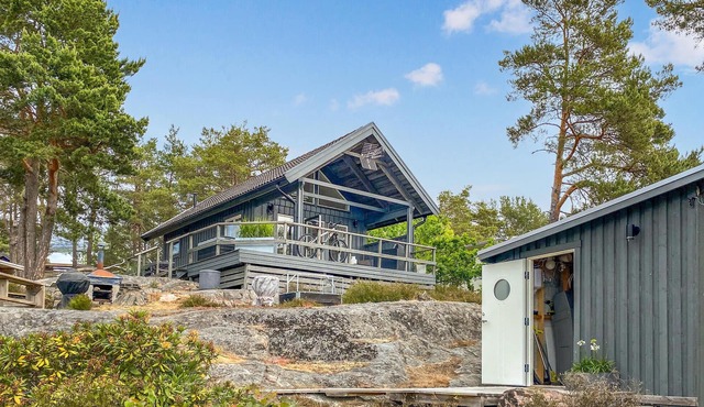 Amazing home in Loftahammar with house sea view