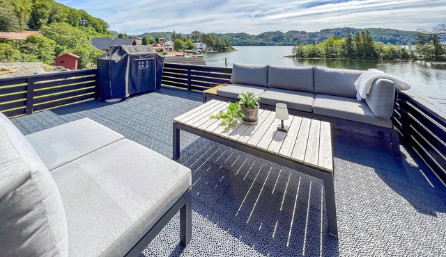 Amazing home in Lyngdal with house sea view