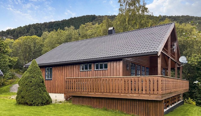 Amazing home in Midsund with WiFi