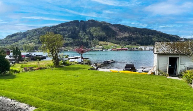 Amazing home in Norheimsund with house sea view