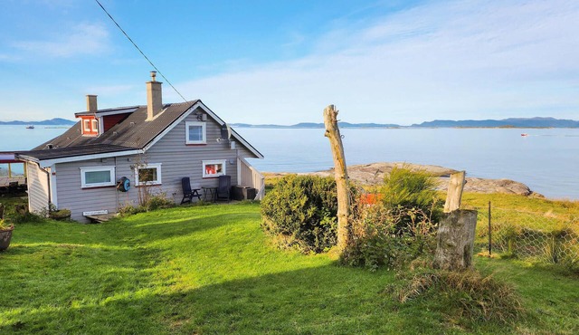 Amazing home in Rennesøy with house sea view