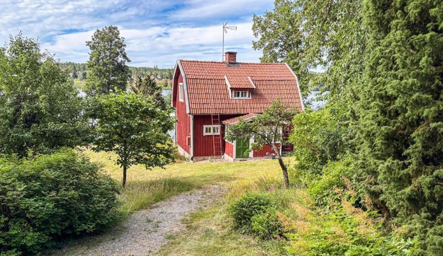Amazing Home In Stallarholmen With Lake View