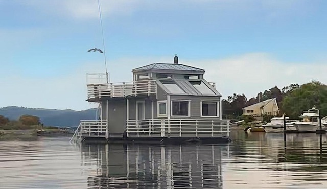Amazing Ship In Manstad With House Sea View