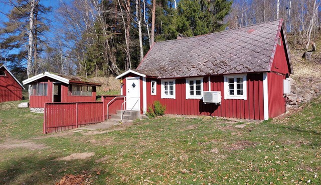 An easily accessible cabin with a fireplace near a hiking area outside Hässleholm in Hörja