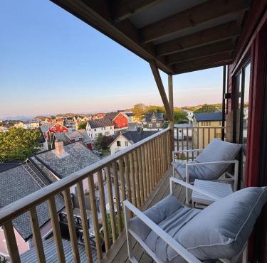 Apartment with stunning mountain, sea and city views of Henningsvær