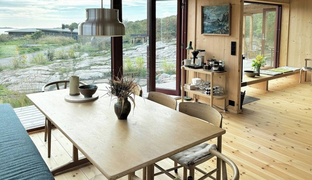 Architect-designed cabin with sea view in Loshavn