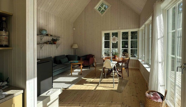 Architect-designed cabin with lake view in Hindås