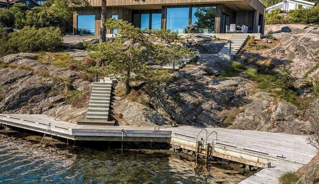 Architect-designed cottage with dock in Dalskilen