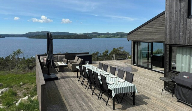 Architect's cabin with sea views in Skjold