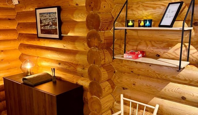 Atmospheric log cabin by the ski tracks in Ylläsjärvi
