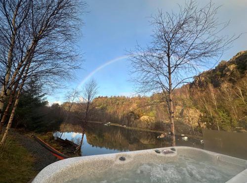 Aurora Bliss - Waterfront Jacuzzi & Sauna near Bergen