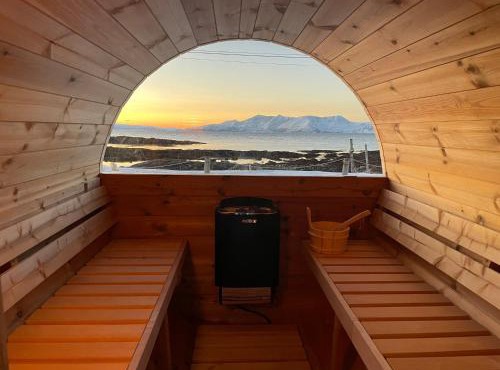 Aurora sea-view cabin with wifi,sauna, jaccuzi in Vannareid