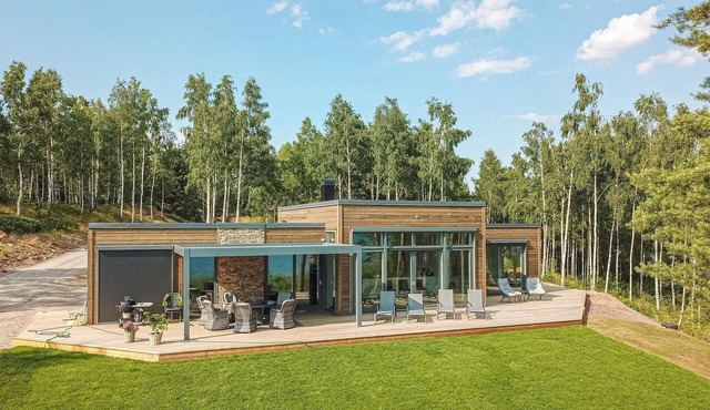 Awesome home in Bolmsö with sauna